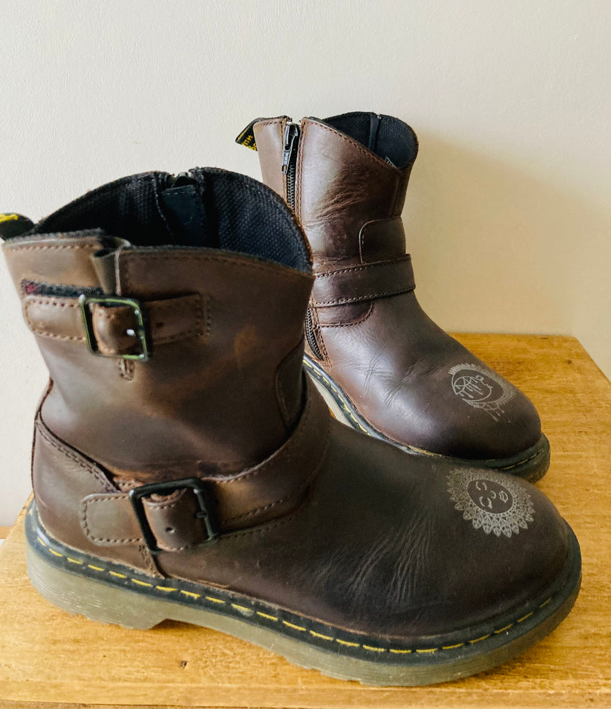 Sun and Moon Brown Buckle DM's junior size 1